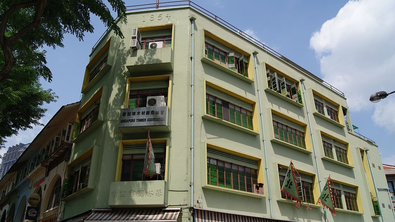 A weathered modernist block on Beach Road